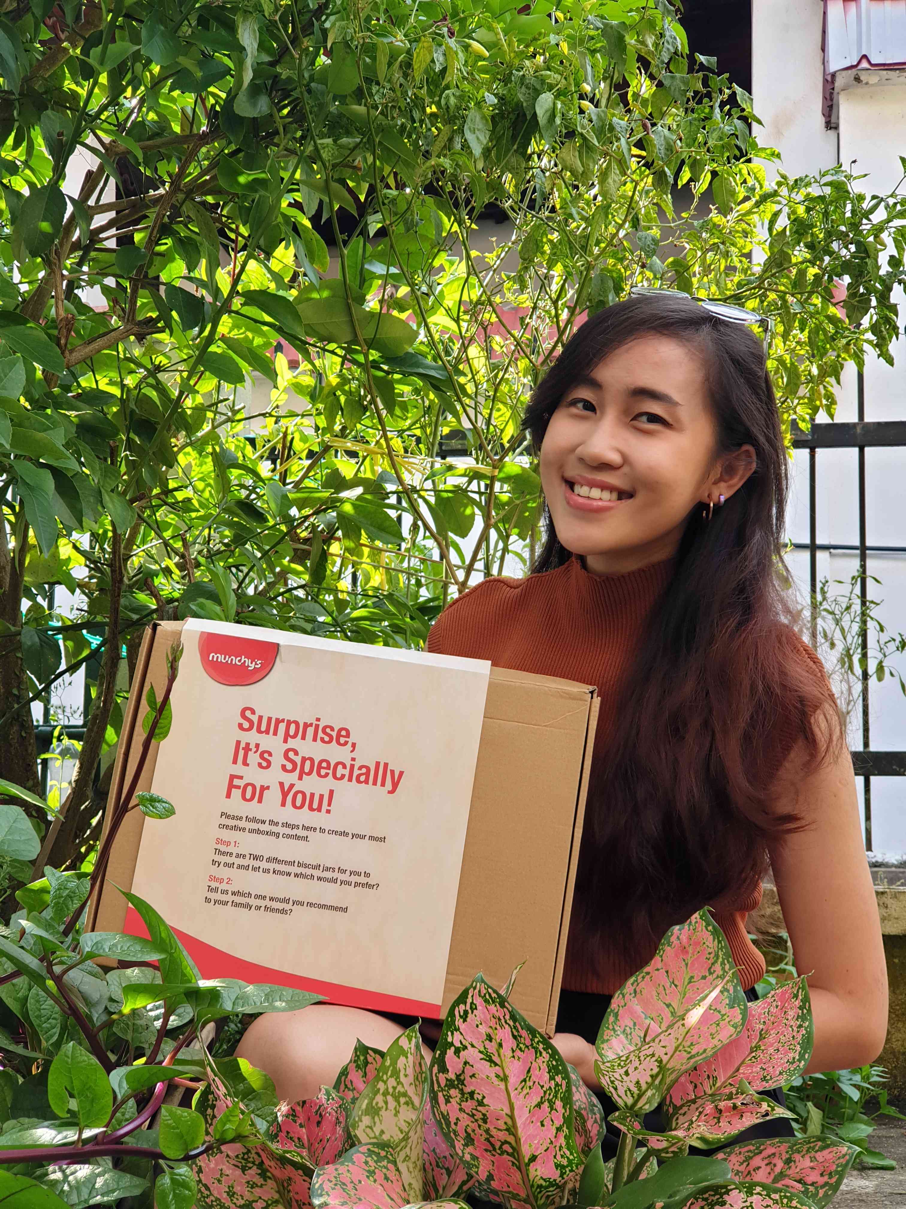 I was napping yesterday when the delivery man came to surprise me with a huge box 📦 it turned out to be a gift box from Munchy's!

Inside, there were 2 different options - healthy and tasty 🍪 obviously, I prefer tasty biscuits because I like my food tasty 😋 

#BelieveItOrNot they were both the same biscuits - Munchy's Oat Krunch Dark Chocolate 🍪 yummm now i can enjoy them without feeling guilty about snacking! Eating healthy does not need to be boring :P